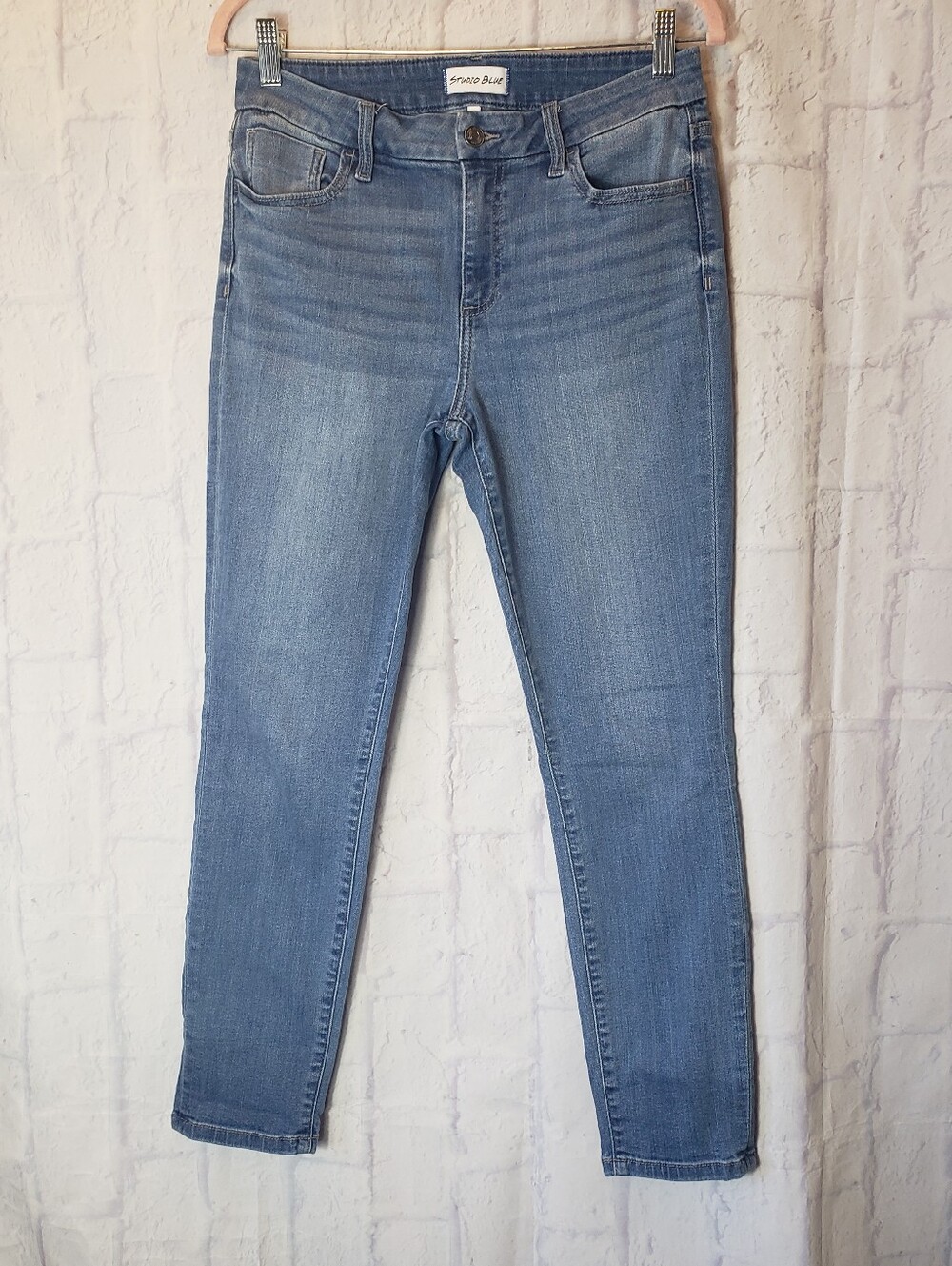STUDIO BLUE Light Wash Denim Ankle Jeans 29